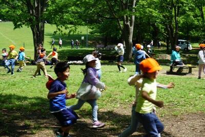 公園で鬼ごっこ